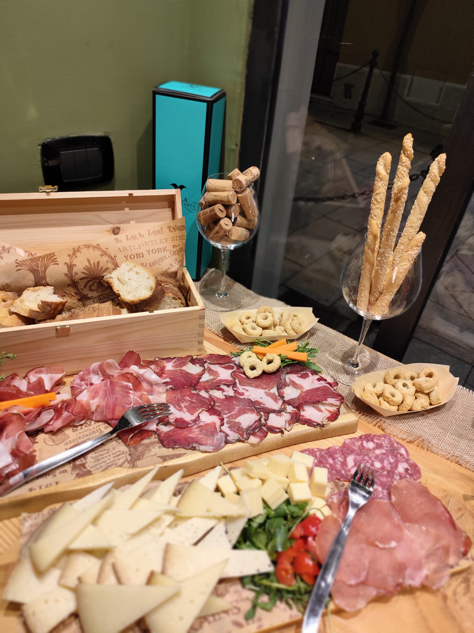 Calici e bottiglie selezionate